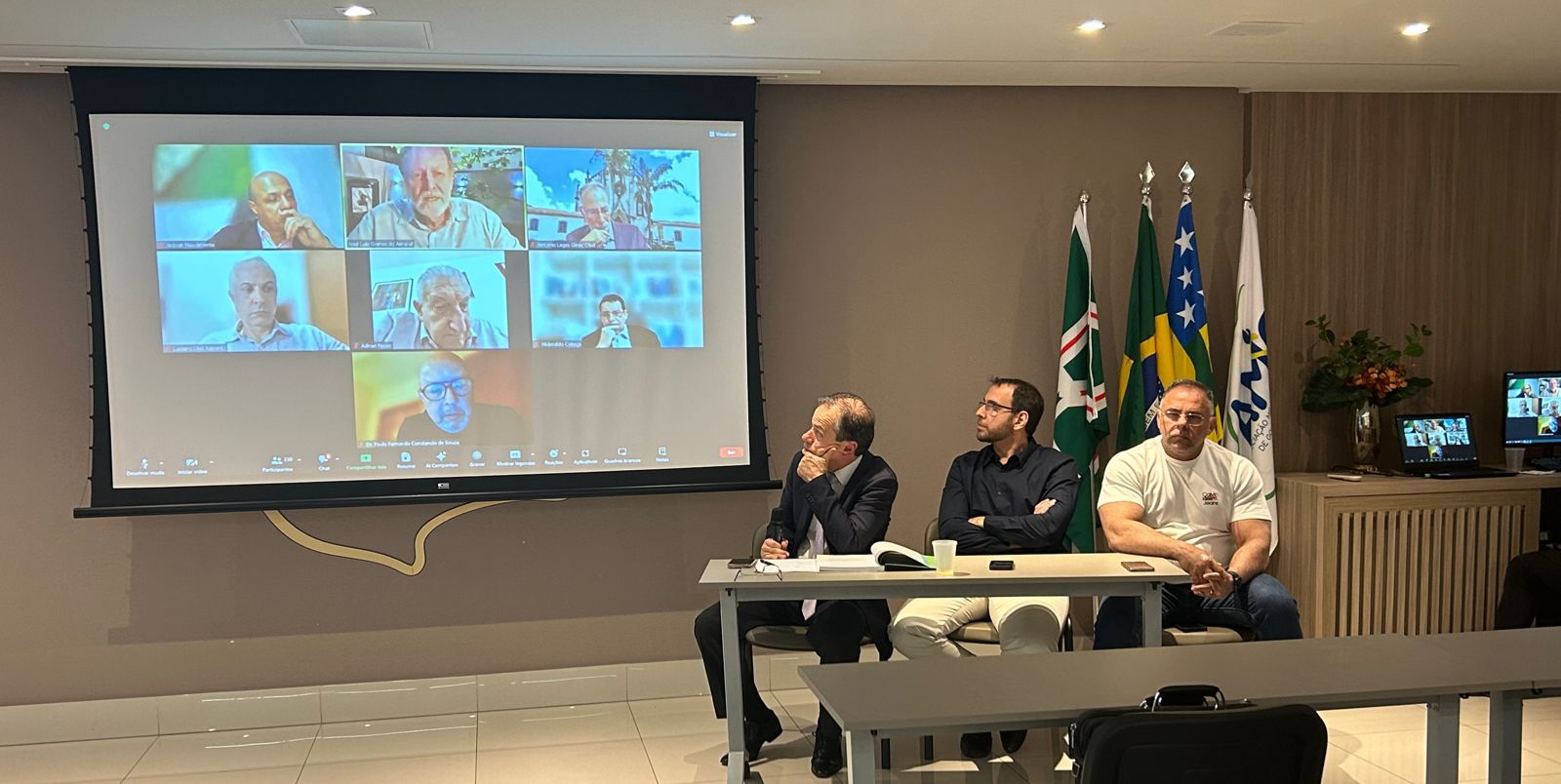 ”Carta de Goiânia”! Live do decreto de Residência Médica no Brasil foi um sucesso, com 220 participantes ao vivo! A luta continuada para que o comando da Comissão Nacional de Residência do MEC seja mais acadêmico de resultados (por entidades médicas), e menos político, e onde seus membros devem ser médicos…