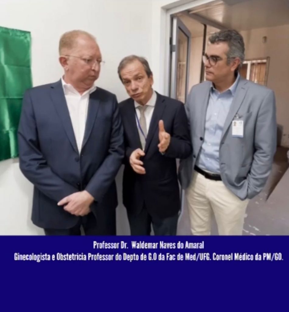 O Diretor da Faculdade de Medicina/UFG (Prof Livre docente Dr.Waldemar Amaral) e o Superintendente da Ebserh/HC/UFG(Prof Dr José Garcia) homenageiam o ex-Deputado Federal João Campos pela colaboração com a efetivação do “Laboratório de Genética Humana e Biologia molecular” do Hospital das Clínicas…..!  Através de verbas parlamentares federais…